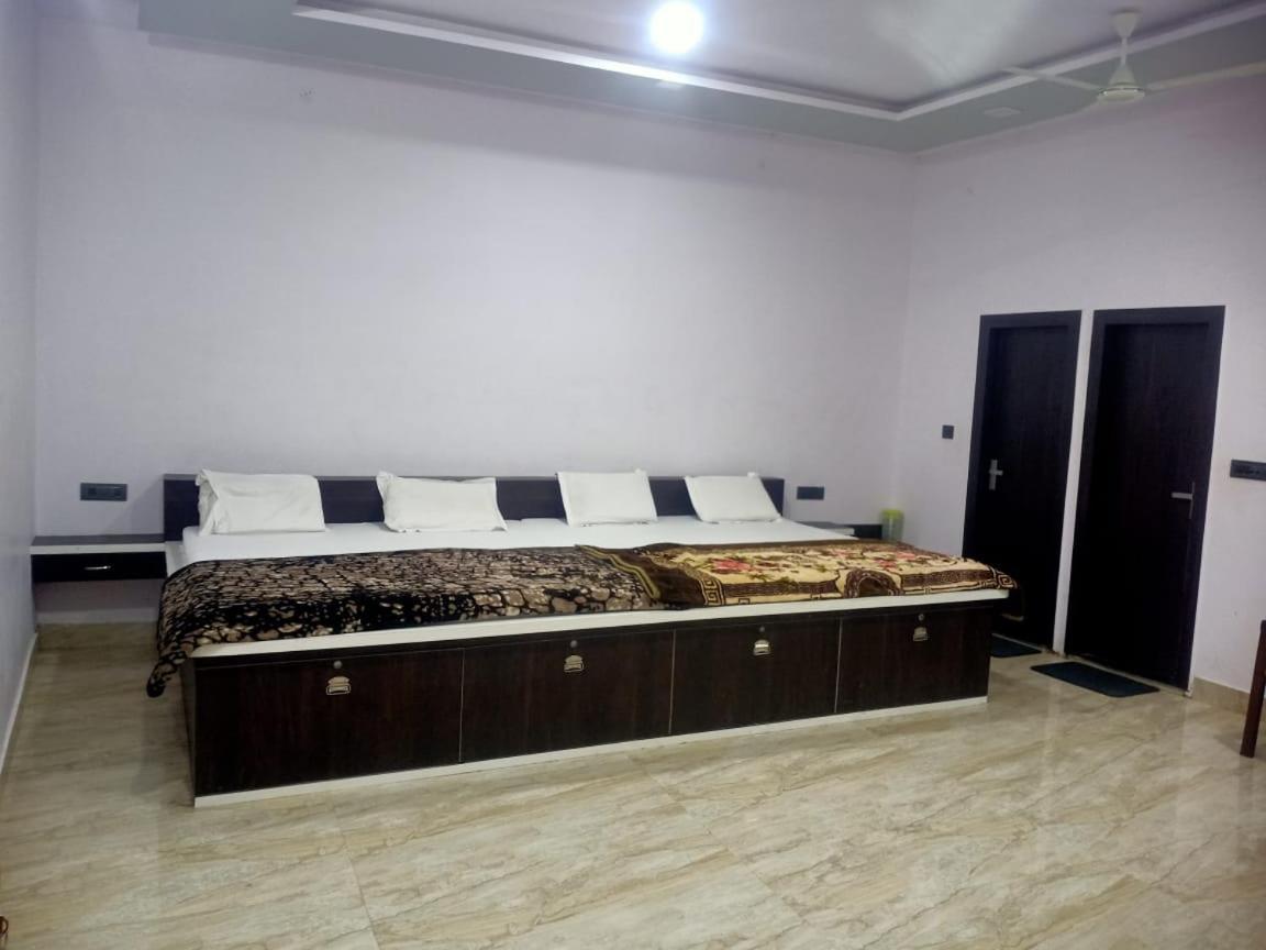 Hotel Rudra Inn , Near Railway And Bus Station , Shree Krishna Janambhoomi At 6 Min Distance , Free Parking Mathura Exterior foto